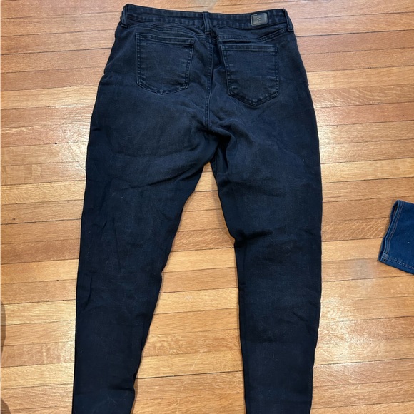 Midrise ripped skinny jean, stretchy and fitted. Size 11 - Picture 2 of 4